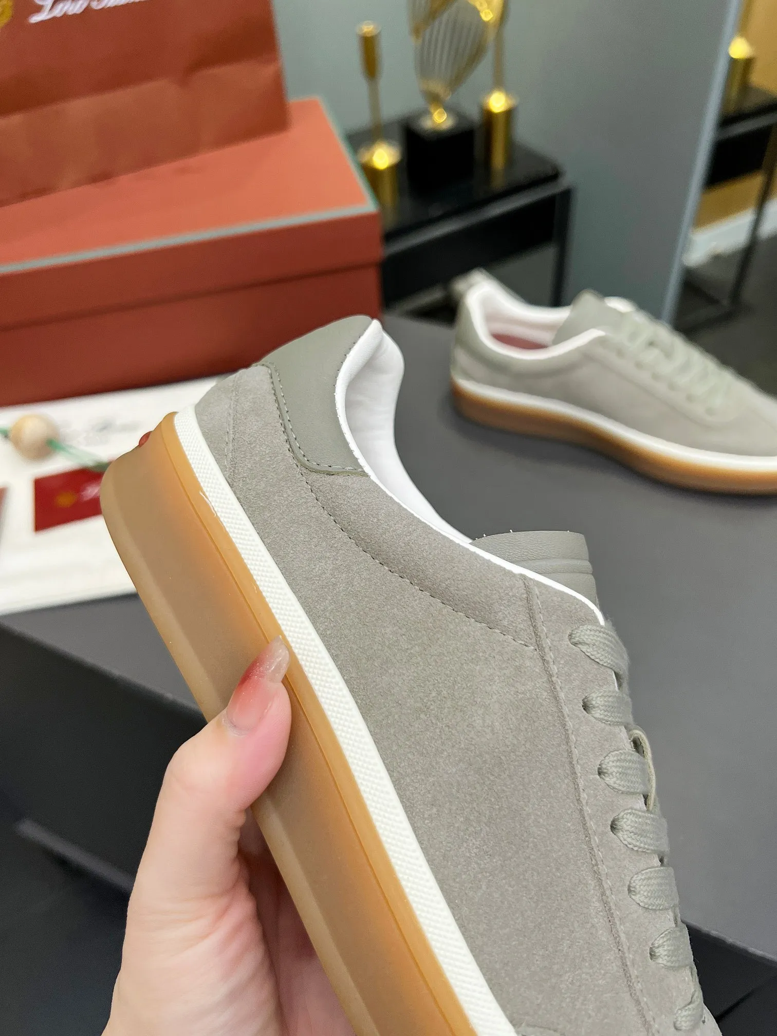 Men's shoes 💰600 purchasing agent, high version 🦅⛳️ Italy [Loro Piana] Tennis walk series LP couple's moral training shoes casual sports shoes sneakers 🎁🎁 Original purchase development and production This new suede tennis shoe adopts an ultra-low design, suitable for wearing all year round 👫👫 The wrapped sole creates an effortlessly attractive color combination that harmoniously blends functionality with understated style, making it the ideal shoe for urban wear. Soft calfskin tongue with Kummel color insert at the heel, cotton lace upper with embossed LP logo, cowhide suede sole, rubber-lined calfskin ✦Upper: imported first-layer cowhide➕customized original cowhide ✦lining: cowhide lining➕cowhide insole ✦sole: original molded TPR ultra-light outsole ✦packaging: original complete package ✦Female size: 35--40 ✦Male size: 39--45
